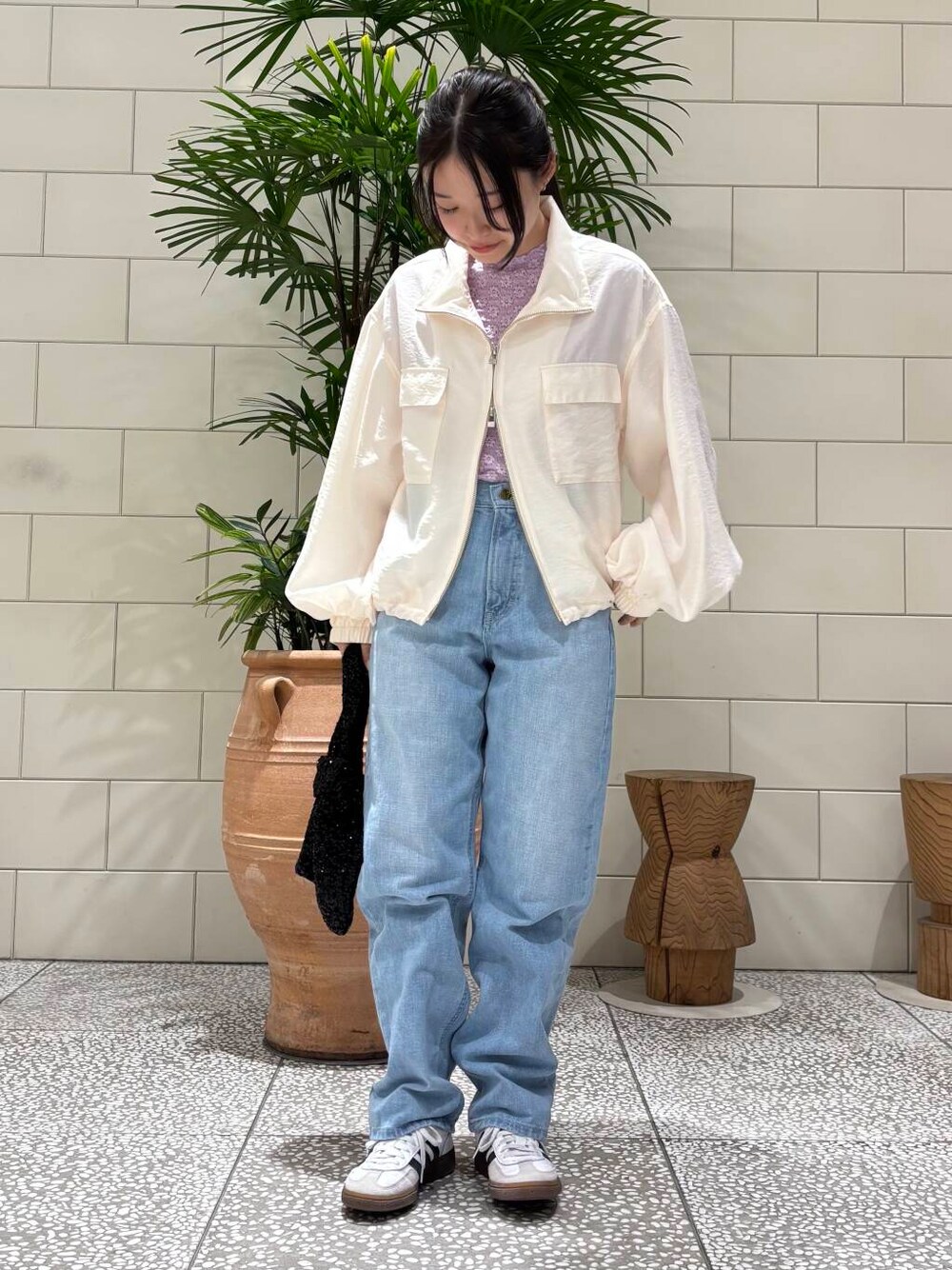 「lee、newarrival、春カラーコーデ、ここでしか手に入らない別注アイテム、低身長おススメアウター、私のイチ推しブランド、暮らしを楽しむ、春色、春めき満開コーデ、お出かけスタイル、おしゃれさんと繋がりたい、春服、春服みてみて、春カラー、パステルカラー」｜「URBAN RESEARCH DOORSの『別注』Lee101×DOORS　STRAIGHT PANTS（デニムパンツ、ブルー系）」を使った、COCOAさん（レディース・155cm）の春コーディネートの1枚目の写真