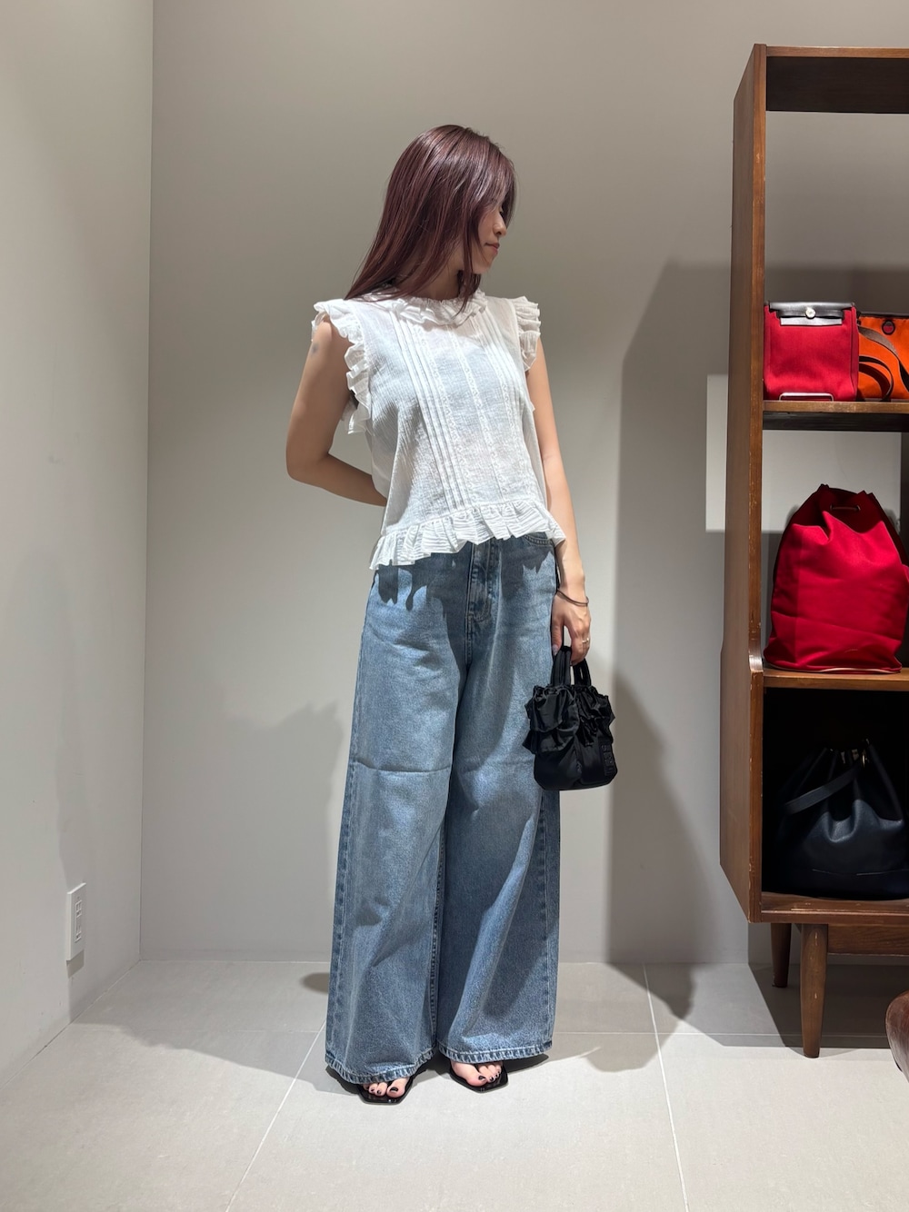 ホワイト系のシャツ/ブラウス、ブルー系のデニムパンツ、ブラック系のサンダルを着用したレディースの夏コーディネートの1枚目の写真