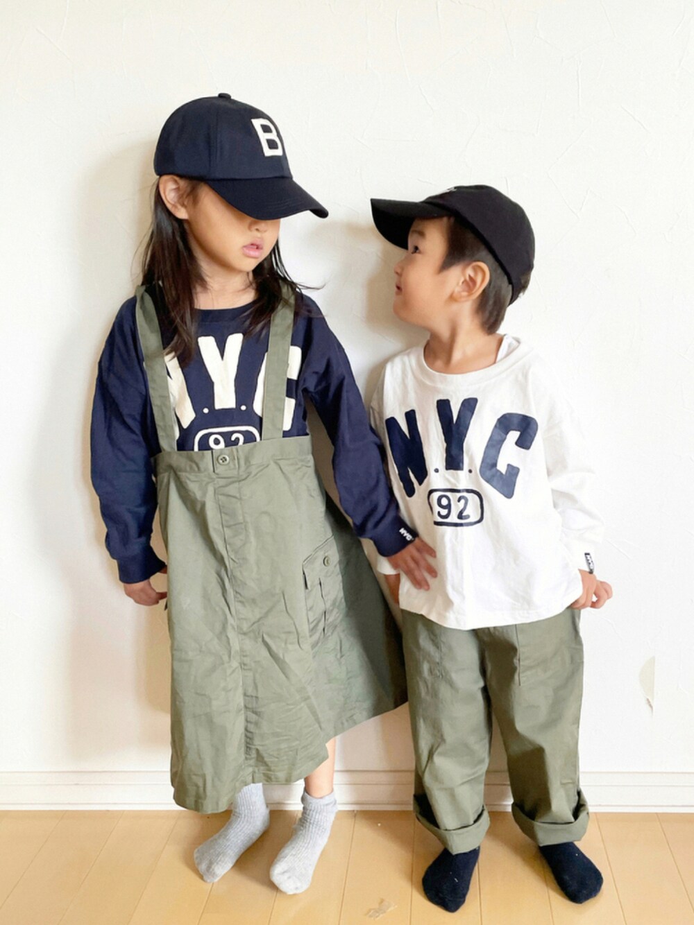 「ロゴT、キャップ、カーキ、カーゴパンツ、休日スタイル、キッズコーデ、休日コーデ、サロペットスカート、秋服、おそろいコーデ、カジュアルコーデ、ゆるコーデ、姉弟、リンクコーデ、秋コーデ」｜「LOWRYS FARMのＮＹＣフロントプリントロンＴ　936610（Tシャツ/カットソー、ブルー系）」を使った、maakeeさん（キッズ・110cm）の秋コーディネートの1枚目の写真