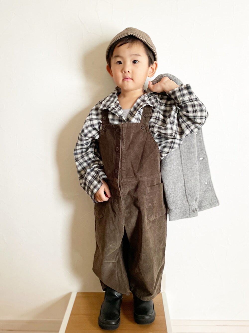 「サロペット、コーデュロイ、チェック、チェックシャツ、ロールキャップ、ブーツ、韓国子供服、冬コーデ、男の子コーデ」｜「monmimiのアイテム（シャツ/ブラウス、ブラック系）」を使った、maakeeさん（キッズ・110cm）の冬コーディネートの1枚目の写真