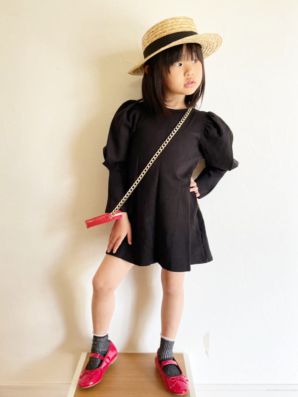 「ワンピース、ショルダーバッグ、ミニワンピース、カンカン帽、バレエシューズ、赤、ラメソックス、ZARA KIDS、キッズファッション」｜「ZARA KIDSのアイテム（ワンピース/ドレス、ブラック系）」を使った、maakeeさん（キッズ・110cm）の春コーディネートの1枚目の写真