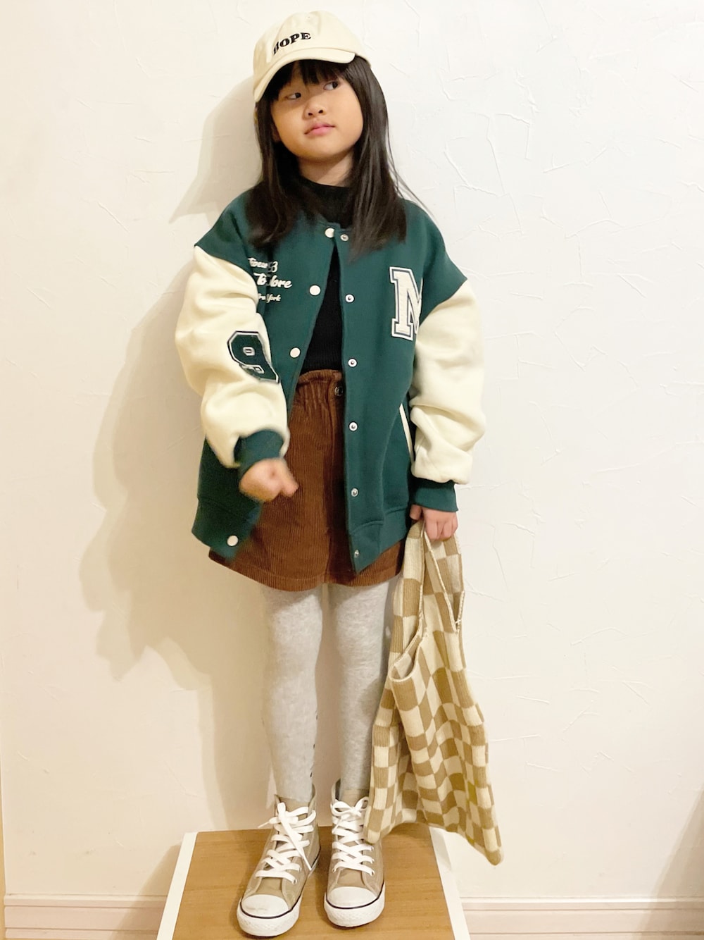 「スタジャン、ZARA KIDS、キャップ、ミニスカート、タイツ、コンバース、スニーカー、ハンドバッグ、チェッカーフラッグ、スポーツミックス、カジュアルコーデ、コーデュロイ、休日スタイル」｜「ZARA KIDSのアイテム（スカート、ブラウン系）」を使った、maakeeさん（キッズ・120cm）の冬コーディネートの1枚目の写真