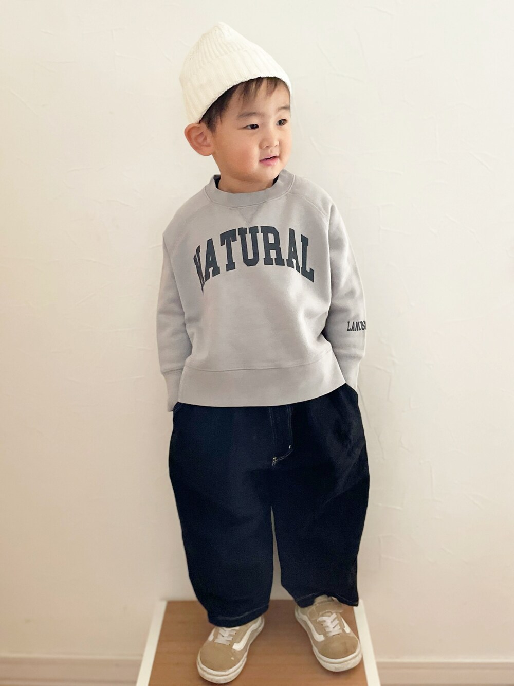 「シンプル、シンプルコーデ、スウェット、ロゴスウェット、ニット帽、VANS、オールドスクール、スニーカー、ストリート、男の子コーデ」｜「LOWRYS FARMのカラースラウチパンツ　928597（その他パンツ、ブラック系）」を使った、maakeeさん（キッズ・110cm）の冬コーディネートの1枚目の写真