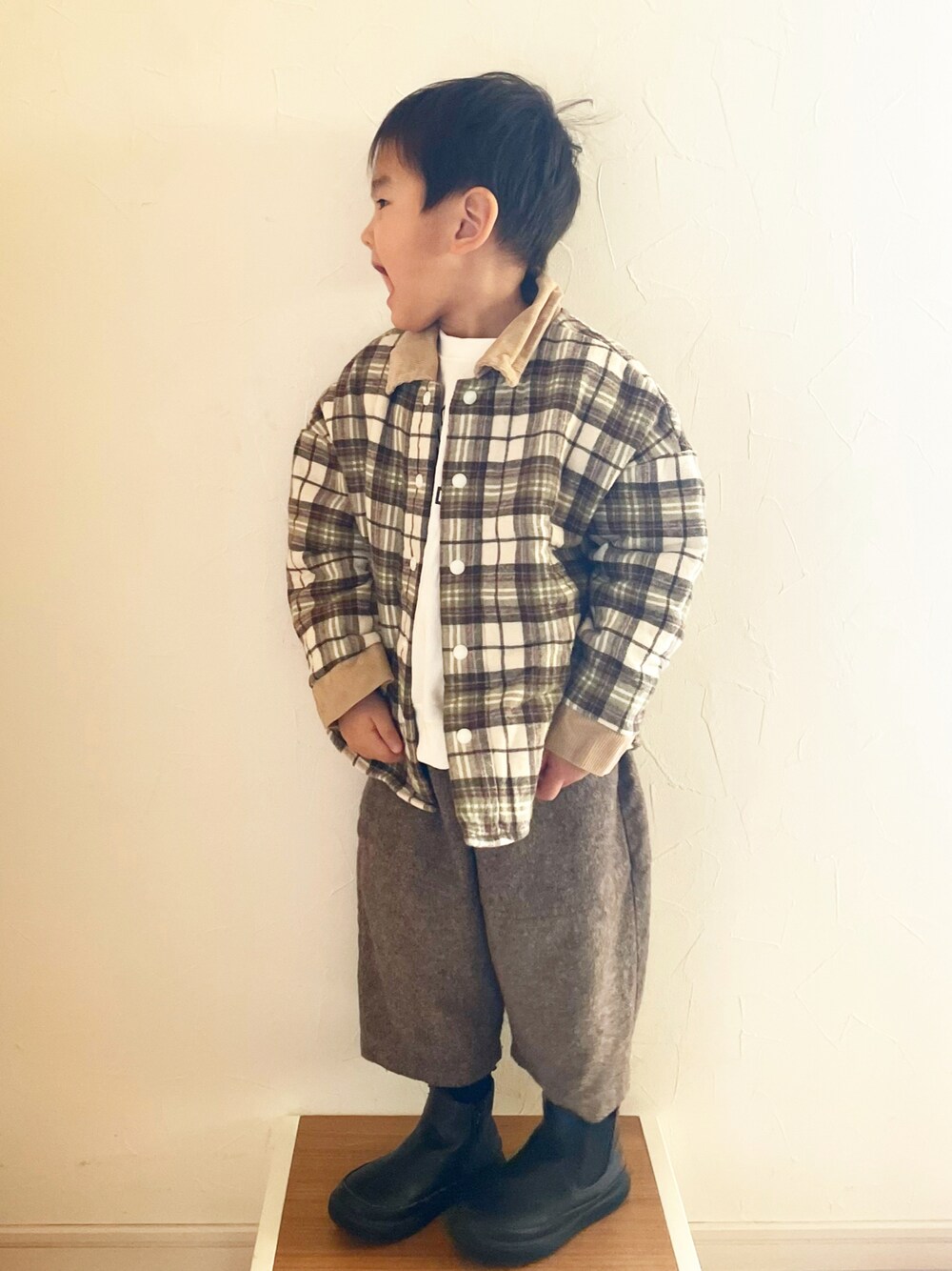 「ナベ部 好きな具材なに?!、チェック、ジャケット、バルーンパンツ、ブーツ、韓国子供服、ロゴスウェット、休日スタイル、春アウター、キッズコーデ」｜「d'greenのアイテム（ジャケット/アウター、その他）」を使った、maakeeさん（キッズ・110cm）の冬コーディネートの1枚目の写真