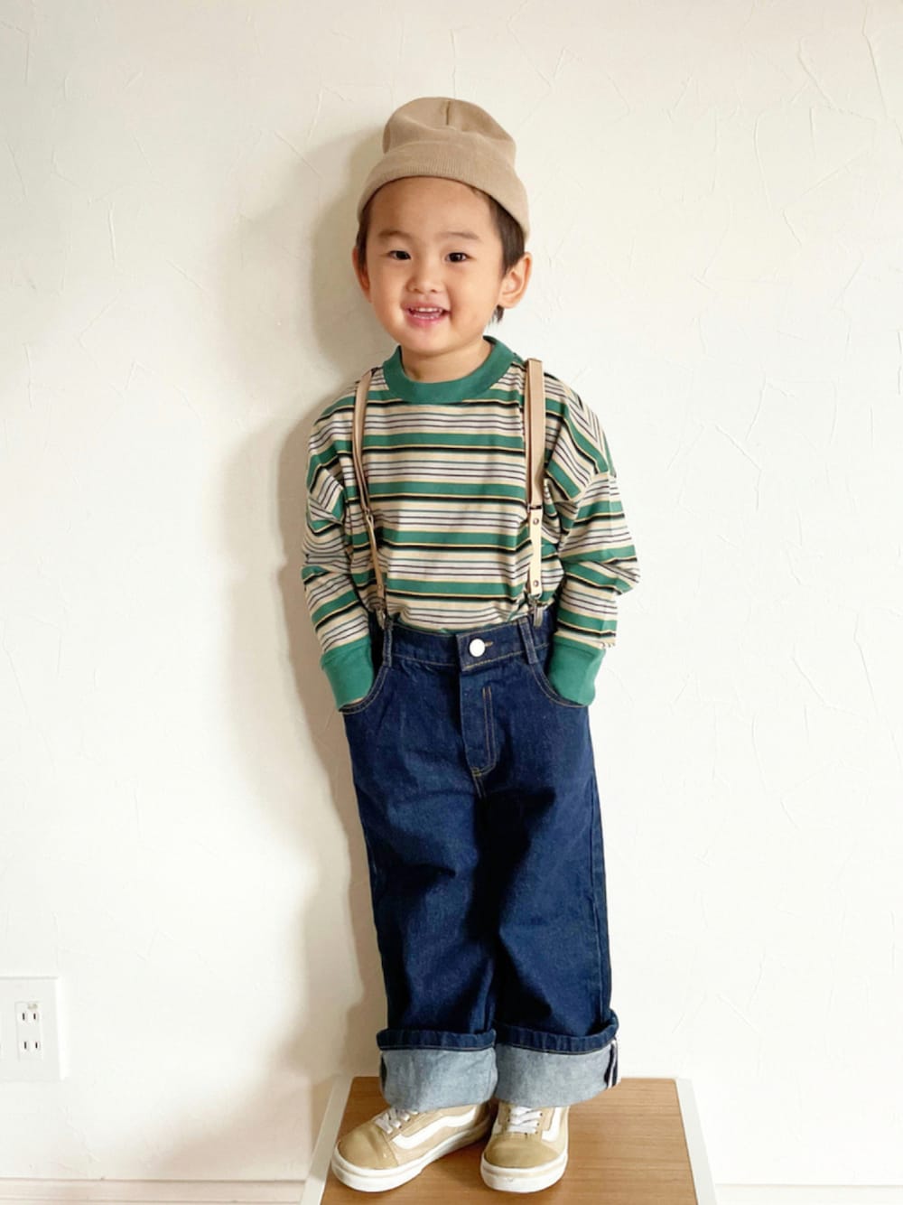 「ボーダー、秋のコーデ、サスペンダー、ロンT、ワイドパンツ、デニムパンツ、ビーニー、韓国子供服、オールドスクール、男の子コーデ、monmimi、秋服準備はじめました」｜「LOWRYS FARMのボーダーＴシャツロングスリーブ　216115（Tシャツ/カットソー、グリーン系）」を使った、maakeeさん（キッズ・110cm）の秋コーディネートの1枚目の写真