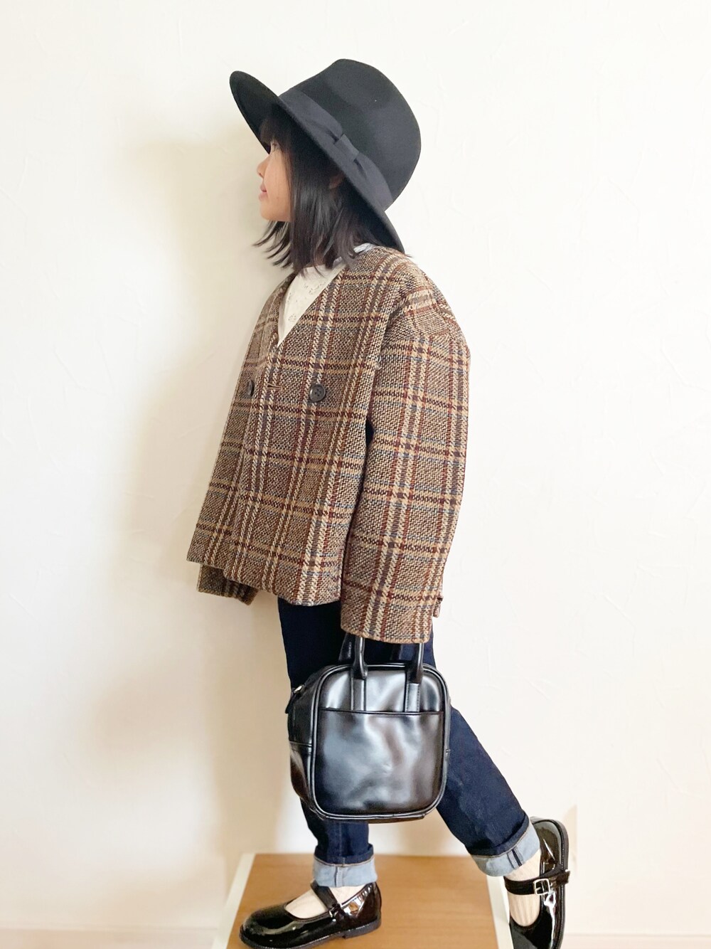 「ジャケット、チェック、デニム、ハット、ハンドバッグ、シンプル、キッズコーデ、女の子コーデ、ZARA KIDS、LOWRYS FARM、ユニクロ、ストラップシューズ」｜「LOWRYS FARMのツイードチェックジャケット　959098（ノーカラージャケット、ブラウン系）」を使った、maakeeさん（キッズ・110cm）の春コーディネートの1枚目の写真