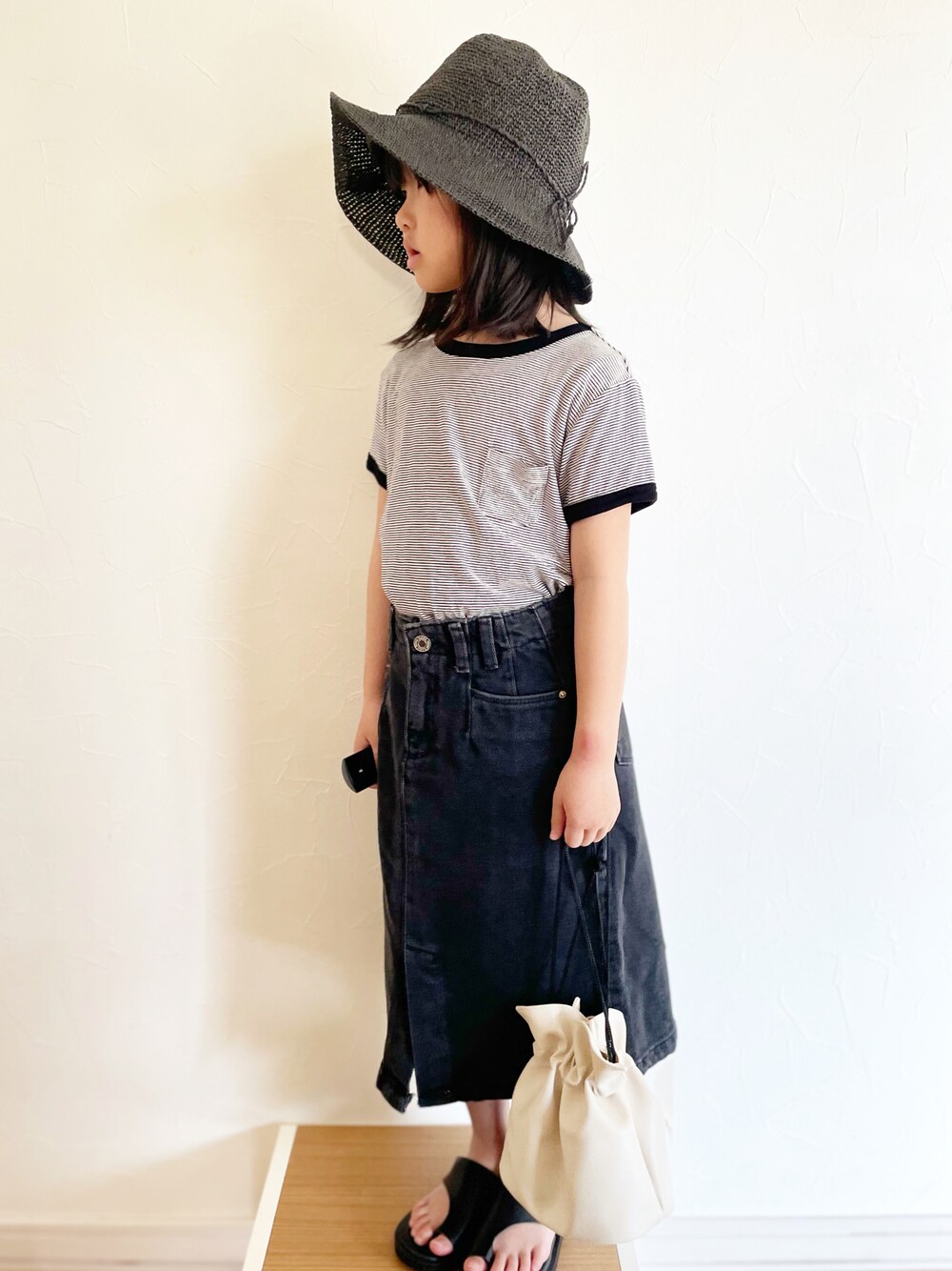 「モノトーン、モノトーンコーデ、ブラックデニム、デニムスカート、リンガーTシャツ、トングサンダル、巾着バッグ、タックイン、ZARA KIDS、シンプル、シンプルコーデ、サンダル」｜「LOWRYS FARMのボーダーリンガーＴＳＳ　950409（Tシャツ/カットソー、ブラック系）」を使った、maakeeさん（キッズ・120cm）の夏コーディネートの1枚目の写真