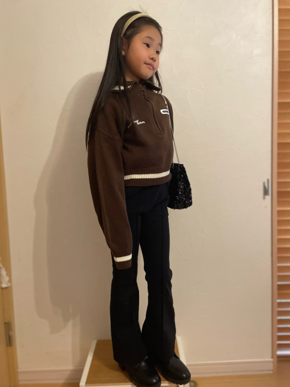「チョコ色に染まれ、バレンタイン、小学生、キッズコーデ、アナップガール、アナップ(ANAP)、キッズ、ローリーズファーム(LOWRYS FARM)」｜「LOWRYS FARMのポンチフレアパンツ　 983903（スウェットパンツ、ブラック系）」を使った、maakeeさん（キッズ・128cm）の冬コーディネートの1枚目の写真