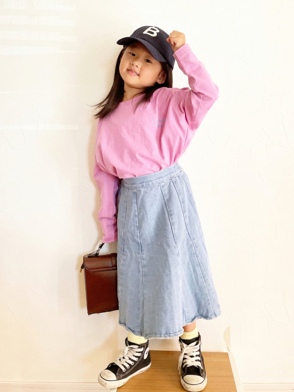 「デニム、コンバース、カジュアル、ピンク、キャップ、ストリート、デニムスカート、ロンT、ロングスカート、プチプラ、ハイカットスニーカー、休日コーデ、秋コーデ、だから秋服が好き、タックイン」｜「LOWRYS FARMのカラーロゴプリントＴシャツLS　215169（Tシャツ/カットソー、ピンク系）」を使った、maakeeさん（キッズ・110cm）の秋コーディネートの1枚目の写真