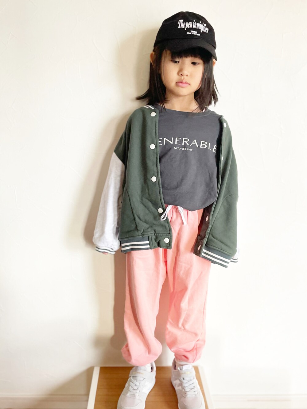 「キャップ、MA-1、ジャケット、ゆるコーデ、ピンク、スウェット、カジュアルコーデ、スニーカー、New Balance、ロンT、春服みてみて、韓国子供服、monmimi、春アウター、もちもちさくらもち2022」｜「monmimiのアイテム（キャップ、ブラック系）」を使った、maakeeさん（キッズ・110cm）の春コーディネートの1枚目の写真