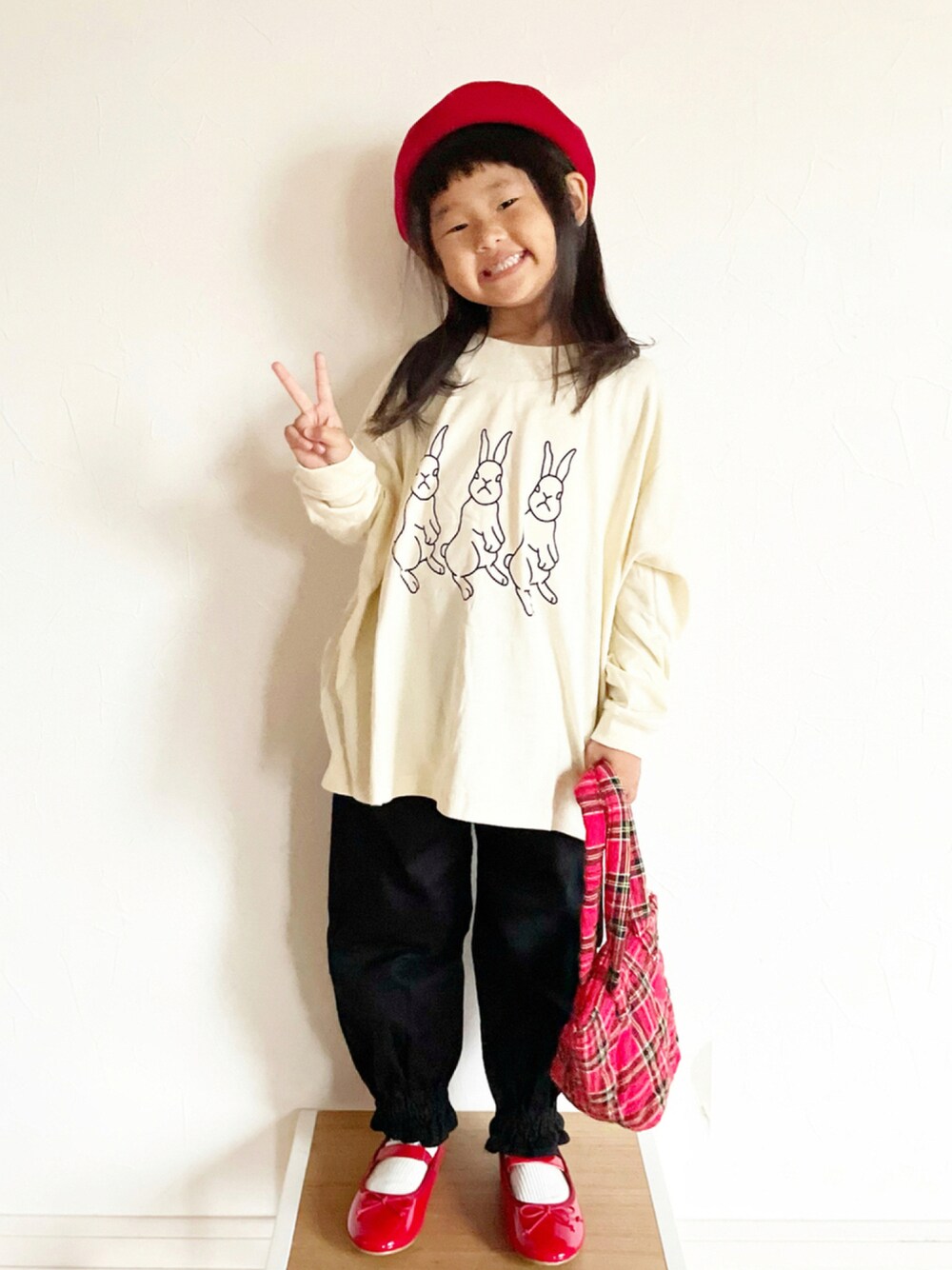 「チェック、シンプル、ベレー帽、ハンドバッグ、ロンT、GU、バレエシューズ、韓国子供服、秋コーデ、monmimi、秋服準備はじめました、ラブアンドピース2021」｜「LOWRYS FARMのｍｏｎｍｉｍｉコラボＴシャツ　934531（Tシャツ/カットソー、ホワイト系）」を使った、maakeeさん（キッズ・110cm）の秋コーディネートの1枚目の写真