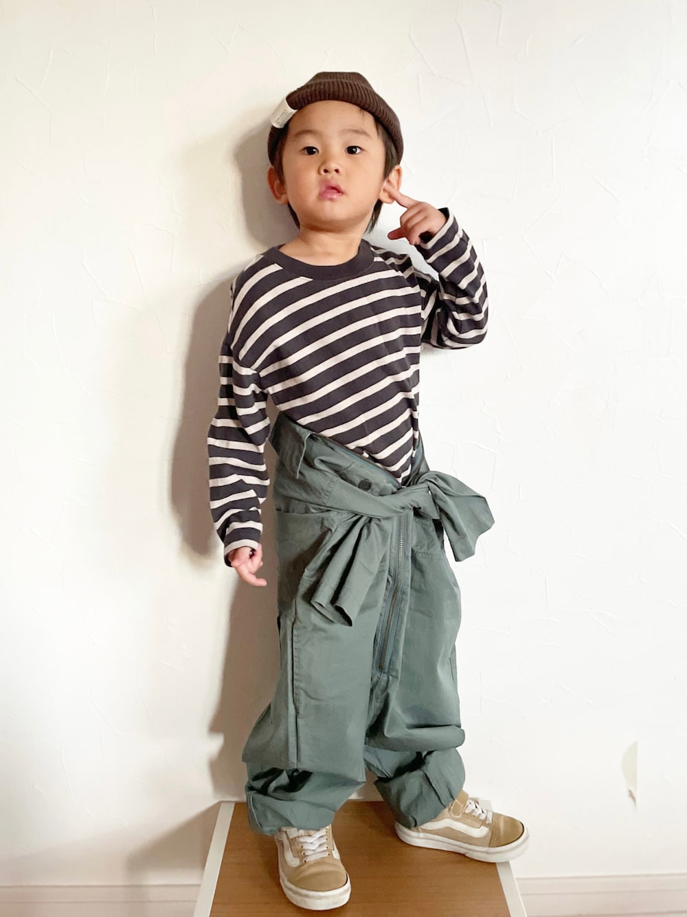 「スニーカー、VANS、ボーダー、ニット帽、カラーパンツ、秋のコーデ、カーキ、つなぎ、休日スタイル、プチプラ、ゆるコーデ、オールドスクール、男の子コーデ、キッズファッション、むすこーで」｜「CIAOPANIC TYPYのカラーニットワッチ（ニットキャップ/ビーニー、ブラウン系）」を使った、maakeeさん（キッズ・110cm）の秋コーディネートの1枚目の写真