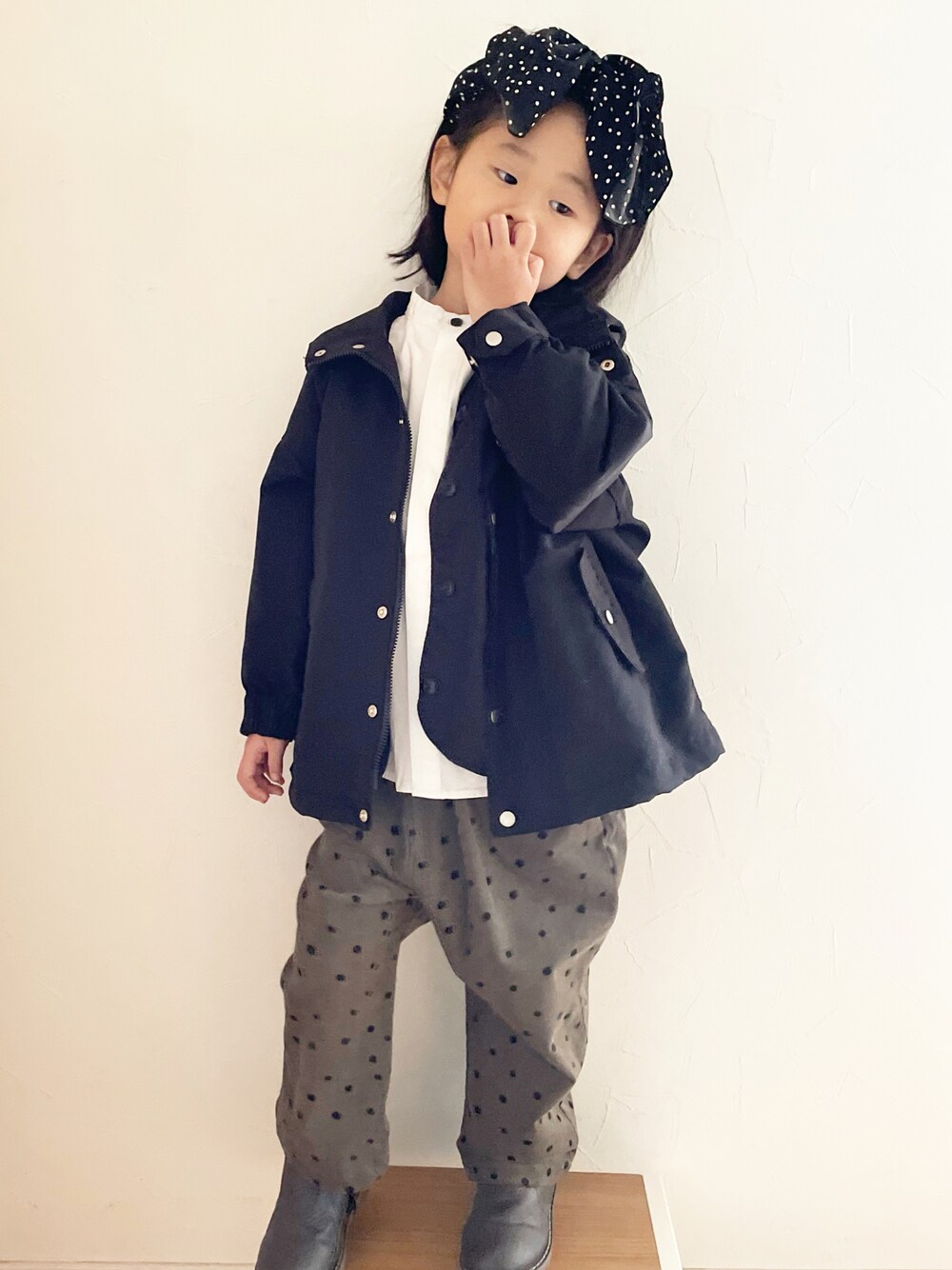 「ブーツ、ジャケット、ヘアバンド、シャツ、パンツスタイル、休日スタイル、カジュアル、キッズファッション、ZOZOKIDSDAY、女の子、ドット、モノトーン」｜「LOWRYS FARMの２ＷＡＹマンパ　888538（マウンテンパーカー、ブラック系）」を使った、maakeeさん（キッズ・110cm）の春コーディネートの1枚目の写真
