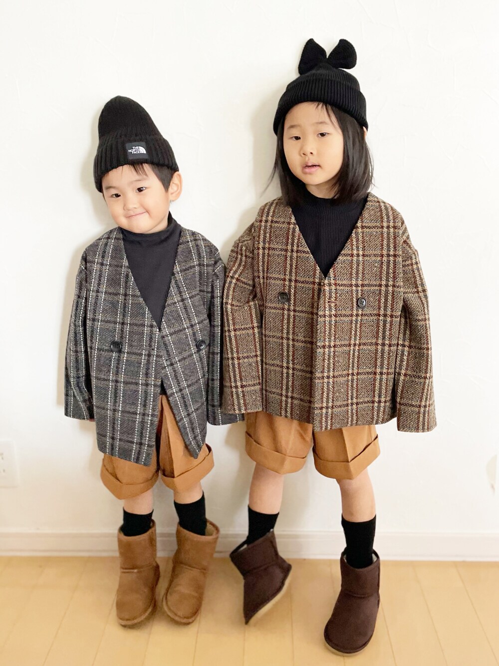 「あったかコーデ、ジャケット、ハーフパンツ、ムートンブーツ、ニット帽、リンクコーデ、タートルネック、休日コーデ、おそろいコーデ、チェック、ショートコート」｜「LOWRYS FARMのツイードチェックジャケット　959098（ノーカラージャケット、ブラウン系）」を使った、maakeeさん（キッズ・110cm）の冬コーディネートの1枚目の写真