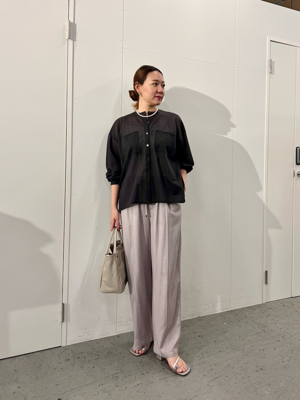 「モノトーン、サンダル、シャツスタイル、夏コーデ、初夏コーデ、オトナ女子、ゆるコーデ、大人かわいい、30代コーデ、シルバー、高身長コーデ、シアートップス、シアーシャツ」｜「Jena espace merveilleuxのWポケットノーカラーシャツ（シャツ/ブラウス、ブラック系）」を使った、zakkyyyyyさん（骨格ストレート・レディース・165cm）の春コーディネートの1枚目の写真
