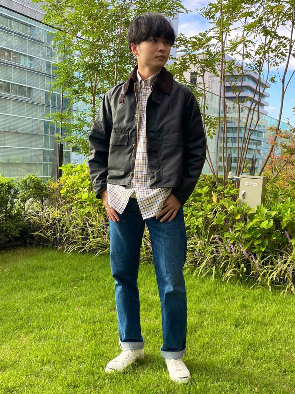 「デニム、グリーン、白シャツ、converse、スニーカーコーデ、白スニーカー、barbour、カジュアルコーデ、秋コーデ、お洒落さんとつながりたい、ワックスドコットン、フォロバ、いいね、save、フォローお願いします🤑、いいね返し、秋服準備はじめました」｜「BarbourのSPEY WAXED COTTON（ブルゾン、グリーン系）」を使った、JUNYA KURIUさん（メンズ・174cm）の秋コーディネートの1枚目の写真