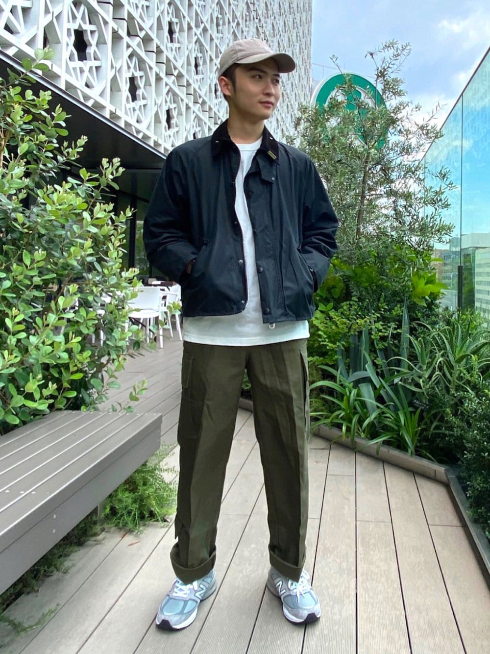 「カジュアルコーデ、barbour、バブアー、waxed jacket、カーゴパンツ、ワイドパンツ、キャップ、Tシャツ、カーキ、ミリタリー、ニューバランス990、スニーカーコーデ、いいね、save、フォローお願いします🤑、いいね返し、フォロバ」｜「BarbourのTRANSPORT WAX（ブルゾン、ブラック系）」を使った、JUNYA KURIUさん（メンズ・174cm）の夏コーディネートの1枚目の写真