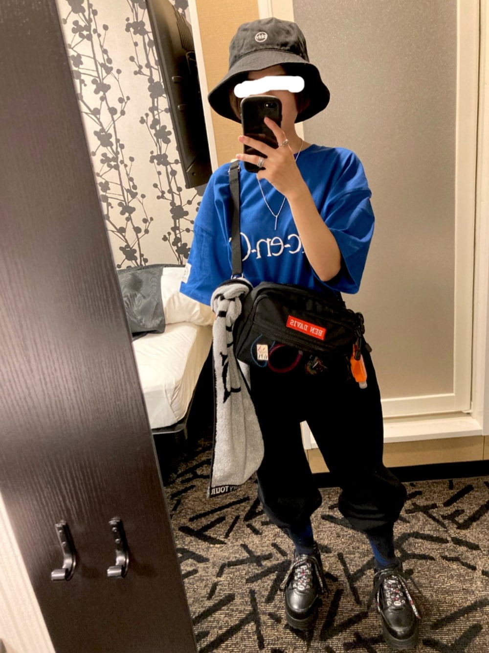 「BEN DAVIS、ライブ、PAGEBOY、pageboylim、c.u.l」｜「PAGEBOYの【PAGEBOYLIM】ロゴシシュウバケットハット（ハット、ブラック系）」を使った、kana𓀤さん（レディース・152cm）の秋コーディネートの1枚目の写真