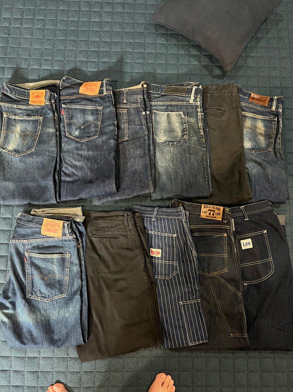 ブルー系のデニムパンツ、ブラック系のチノパンツ、ブルー系のカーゴパンツを着用したメンズの秋コーディネートの1枚目の写真