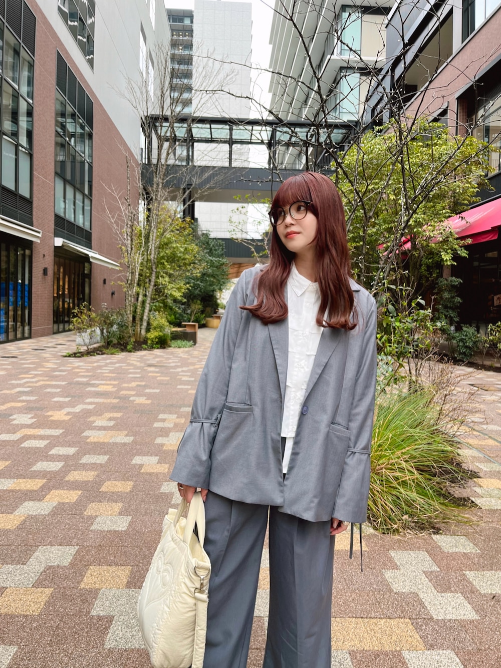 「春のNewスタイル、春服、idem、ジャケット、パンツスタイル」｜「idemのribbon sleeve jacket/袖リボンジャケット（テーラードジャケット、グレー系）」を使った、𝑟𝑒𝑚𝑖さん（レディース・162cm）の春コーディネートの1枚目の写真