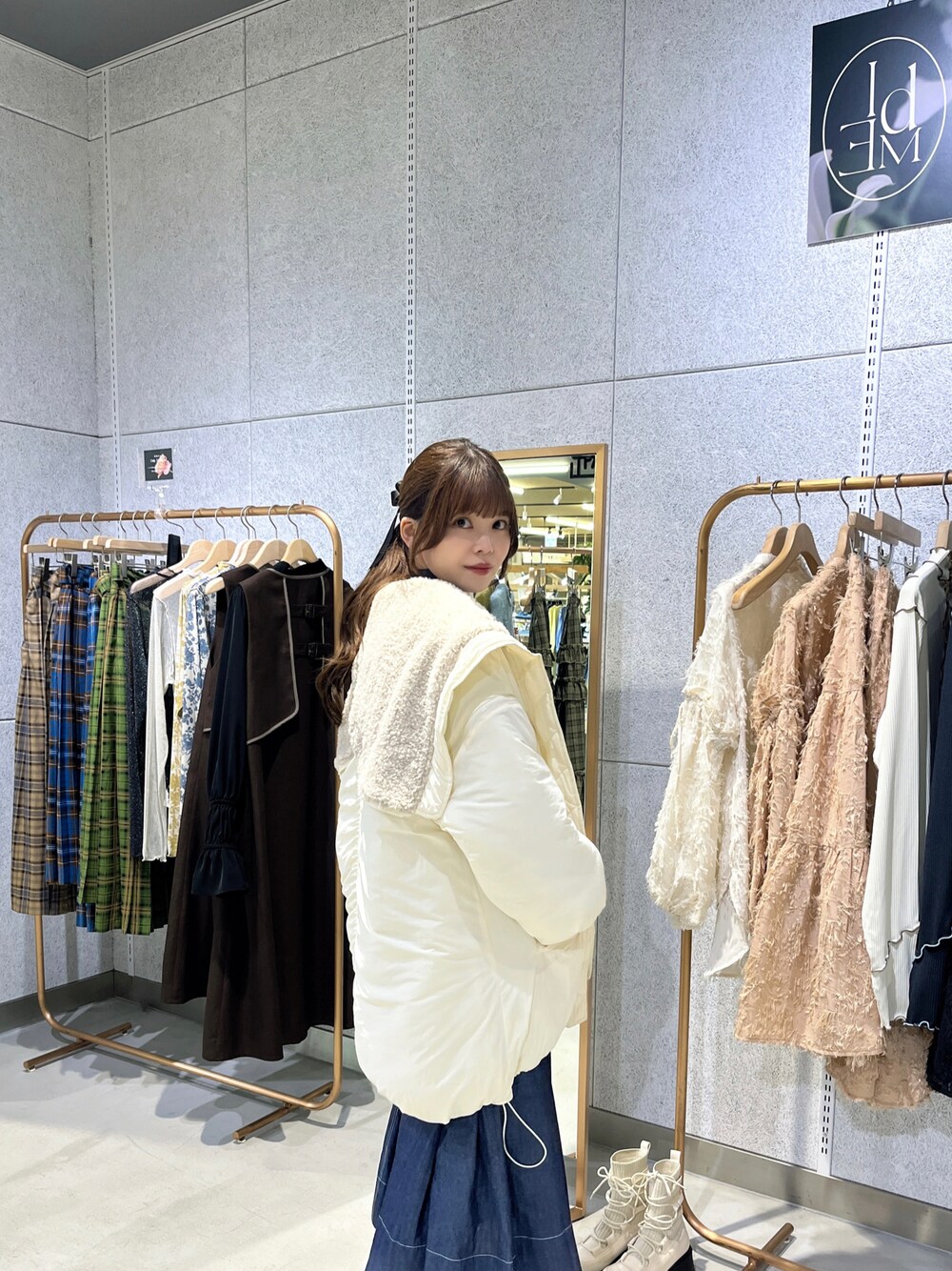 「秋服まるっと大公開、秋コーデ、秋服準備はじめました、大人かわいい、秋冬コーデ、idem、イデム、ガーリー、ブルゾン、ロングヘア、ポニーテール、162cm、デニム」｜「idemのmany way batting blouson/【ベスト対応】中綿ダウンブルゾン（ブルゾン、ホワイト系）」を使った、𝑟𝑒𝑚𝑖さん（レディース・162cm）の秋コーディネートの1枚目の写真