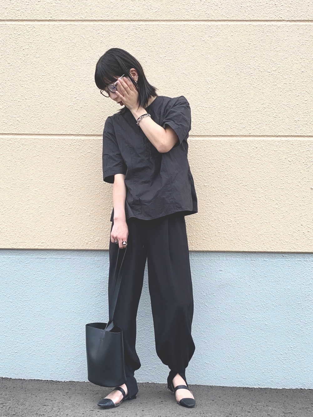「シンプル、オトナ女子、モード、ブラックコーデ、キレイめ」｜「STYLEMIXERのスリットヘムバルーンパンツ（その他パンツ、ブラック系）」を使った、cstさん（レディース・166cm）の秋コーディネートの1枚目の写真