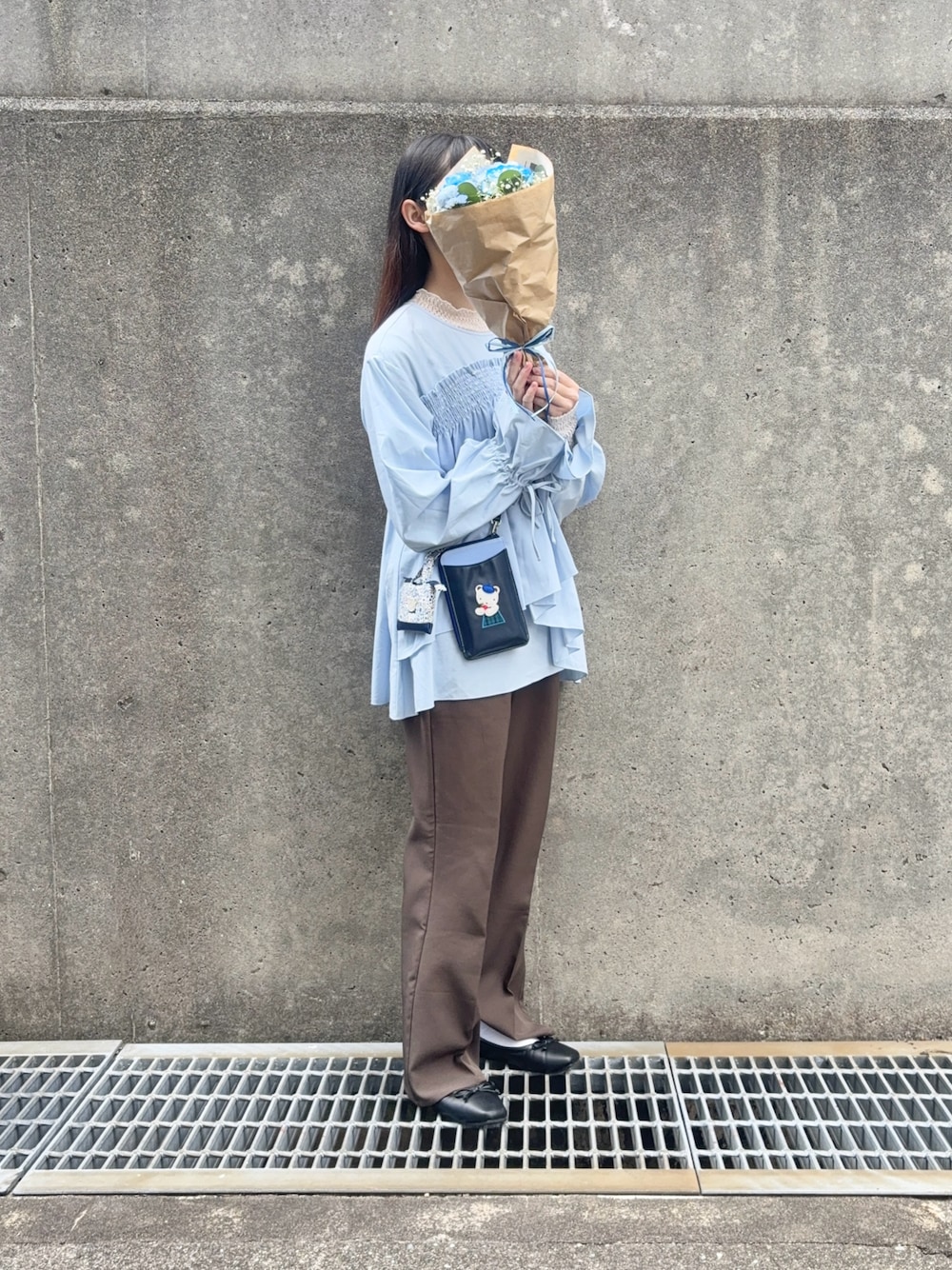 ホワイト系のその他トップス、ブルー系のシャツ/ブラウス、グレー系のスラックスを着用したレディースの秋コーディネートの1枚目の写真