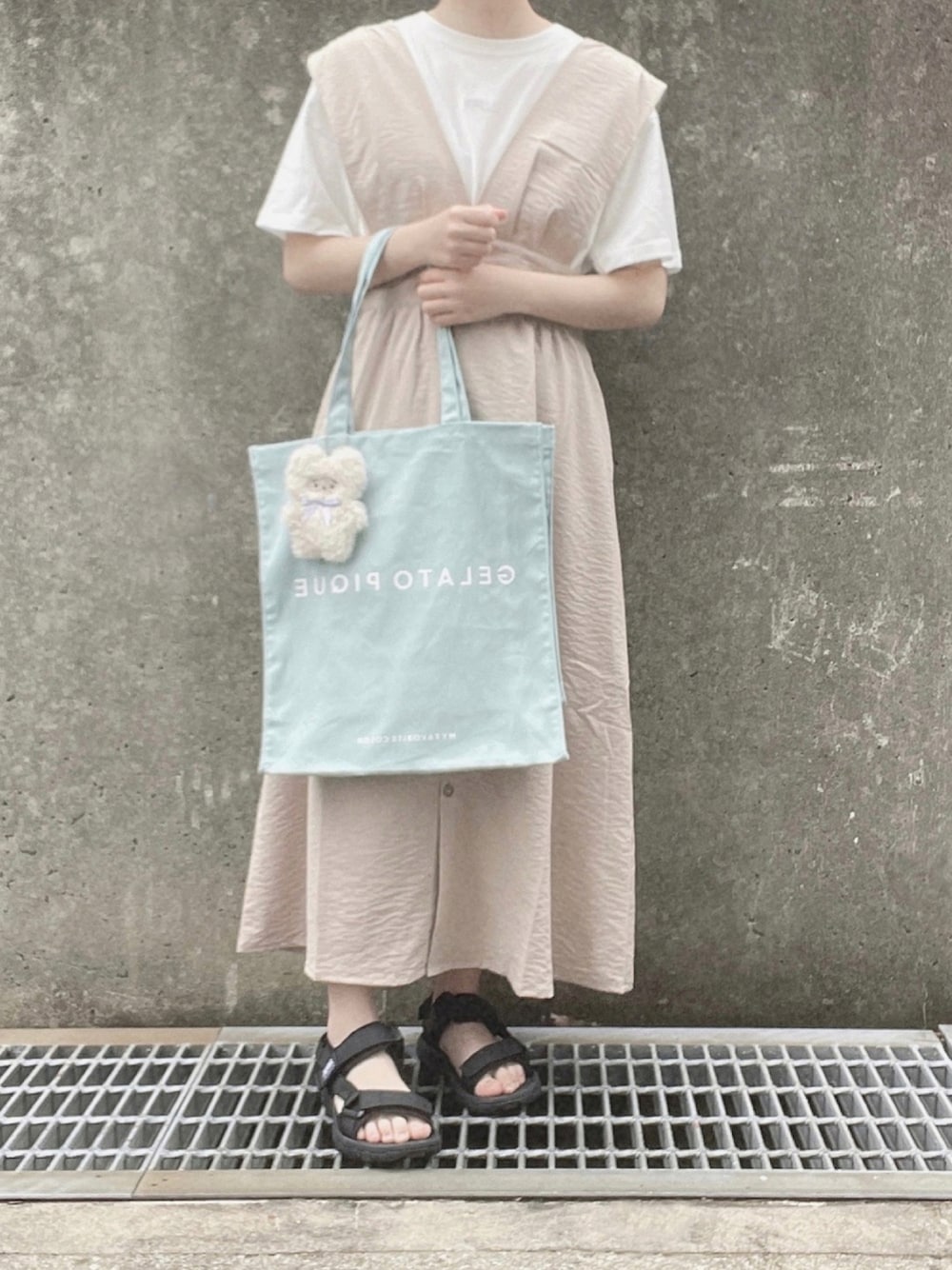 ブルー系のTシャツ/カットソー、ベージュ系のワンピース、グリーン系のトートバッグを着用したレディースの夏コーディネートの1枚目の写真