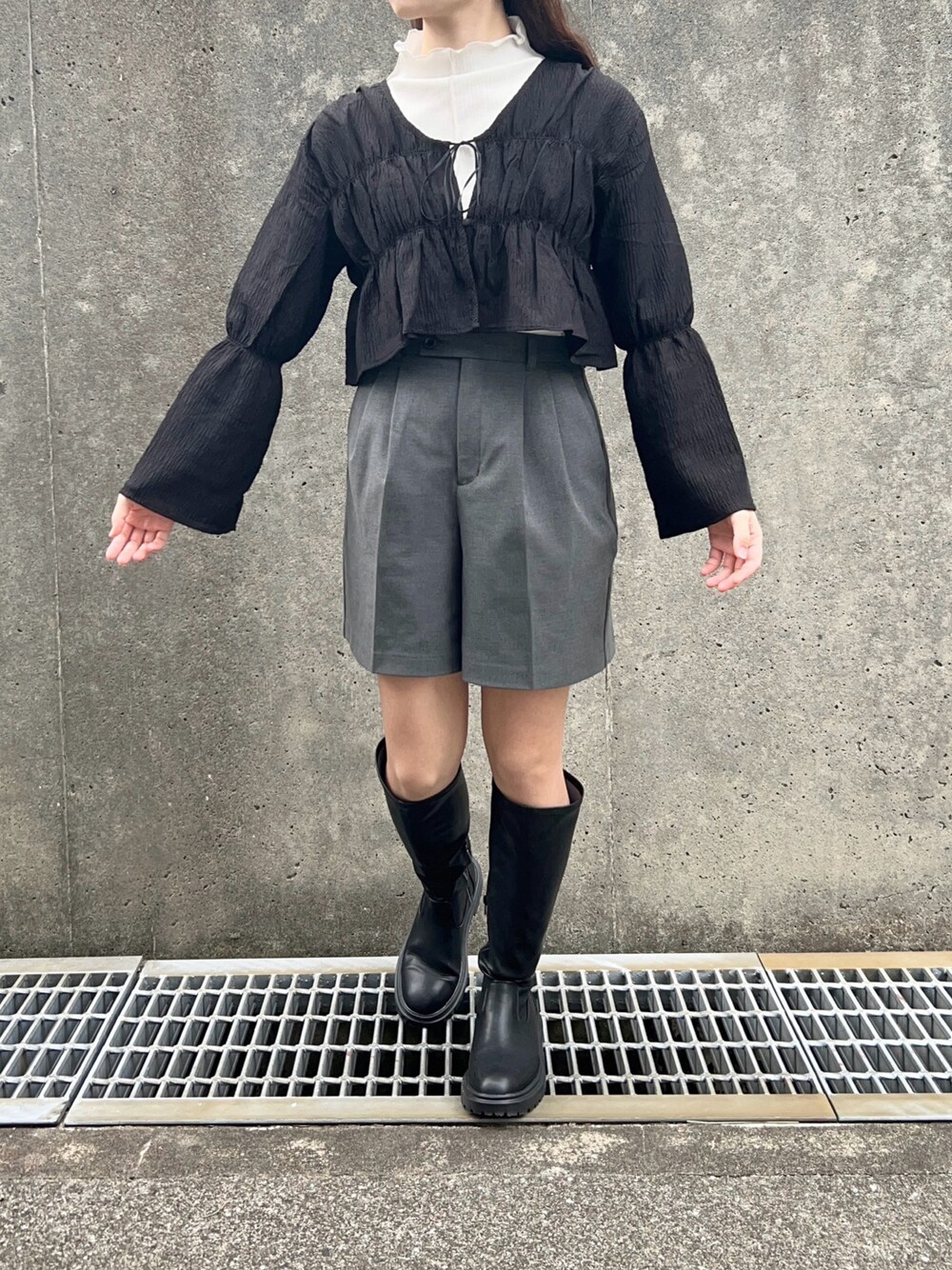 ãã¯ã€ãç³»ã®Tã·ã£ã/ã«ãããœãŒããã©ãã¯ç³»ã®ã·ã£ã/ãã©ãŠã¹ãã°ã¬ãŒç³»ã®ãã³ããççšããã¬ãã£ãŒã¹ã®å¬ã³ãŒãã£ããŒãã®1æç®ã®åç