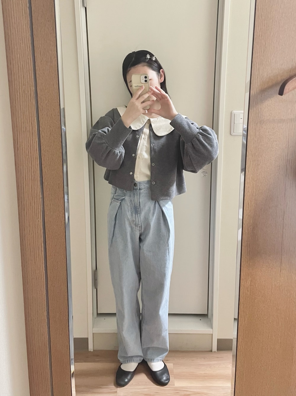 ベージュ系のカーディガン/ボレロ、グレー系のカーディガン/ボレロ、ホワイト系のシャツ/ブラウスを着用したレディースの春コーディネートの1枚目の写真