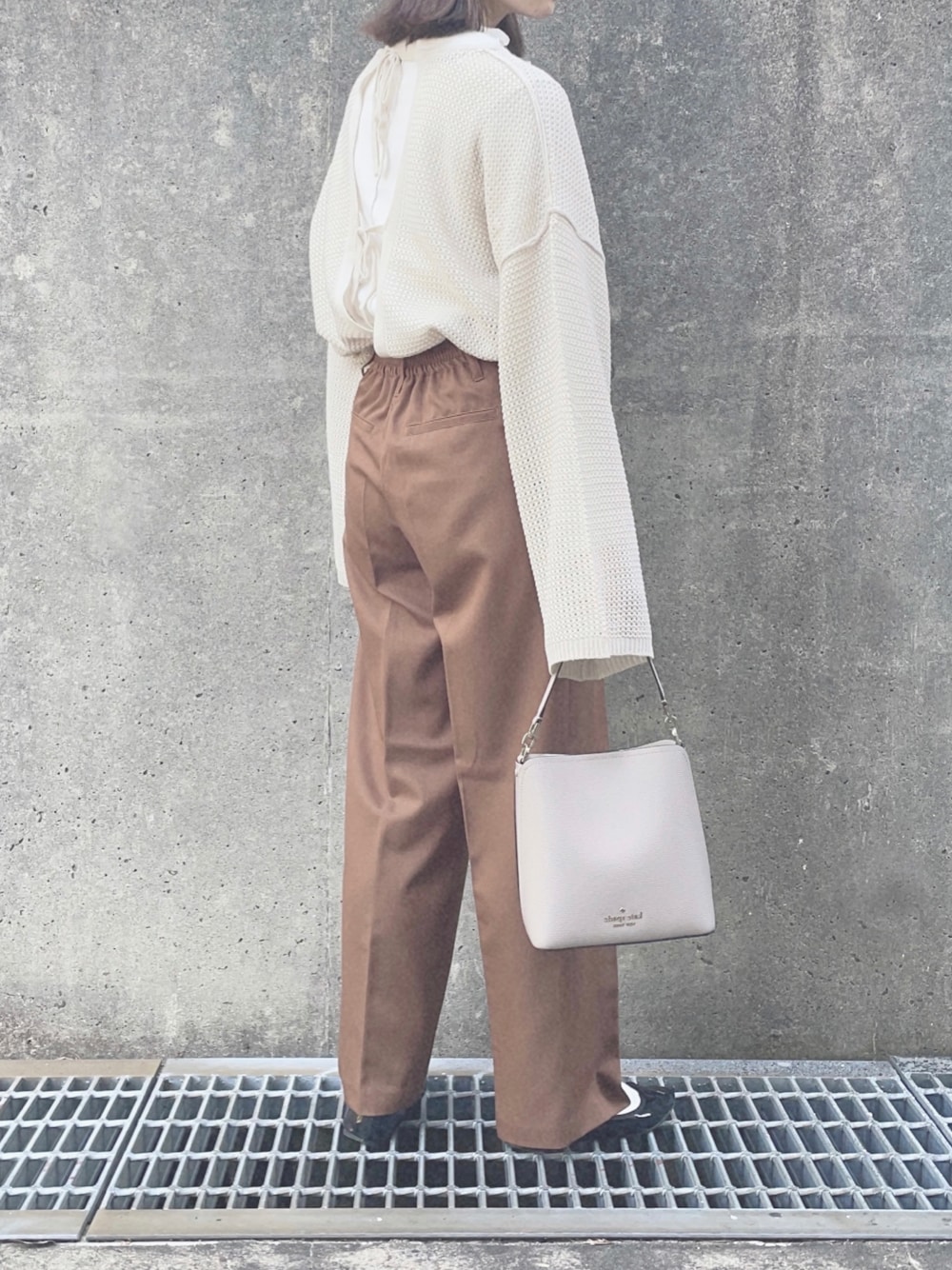 ホワイト系のニット/セーター、ホワイト系のTシャツ/カットソー、ブラウン系のその他パンツを着用したレディースの秋コーディネートの1枚目の写真