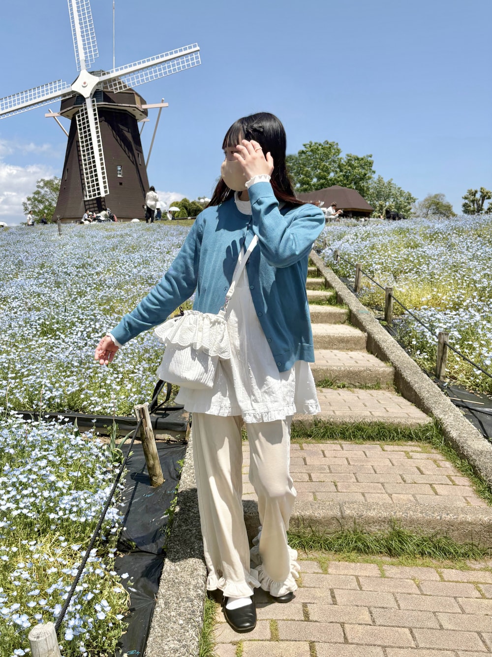 ホワイト系のTシャツ/カットソー、ホワイト系のその他パンツ、ブラック系のパンプスを着用したレディースの夏コーディネートの1枚目の写真