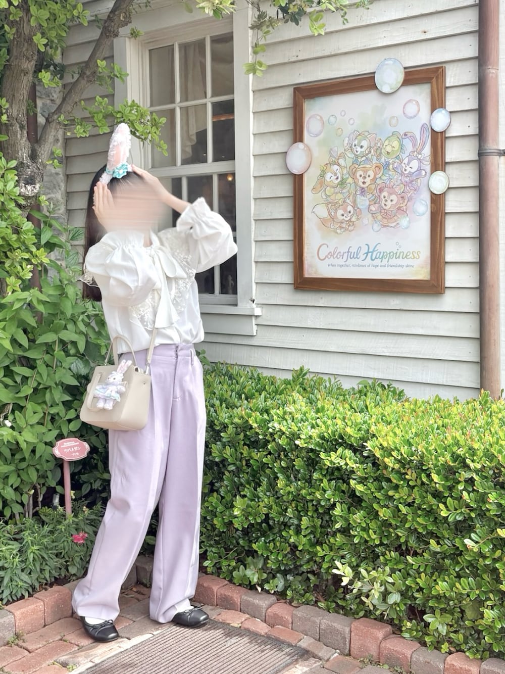 「夏ルックで気分アップ、ブラウス、ボウタイブラウス、カラーパンツ、ショルダーバッグ、バレエシューズ、ホワイト、パープル、ベージュ、ブラック、apresjour、INGNI、agnes b.、しまむら、ディズニーコーデ」｜「apres jourのレース×ボウタイブラウス【ZOZOTOWN限定アイテム】（シャツ/ブラウス、ホワイト系）」を使った、𝗮𝗼𝗶さん（レディース・159cm）の夏コーディネートの1枚目の写真