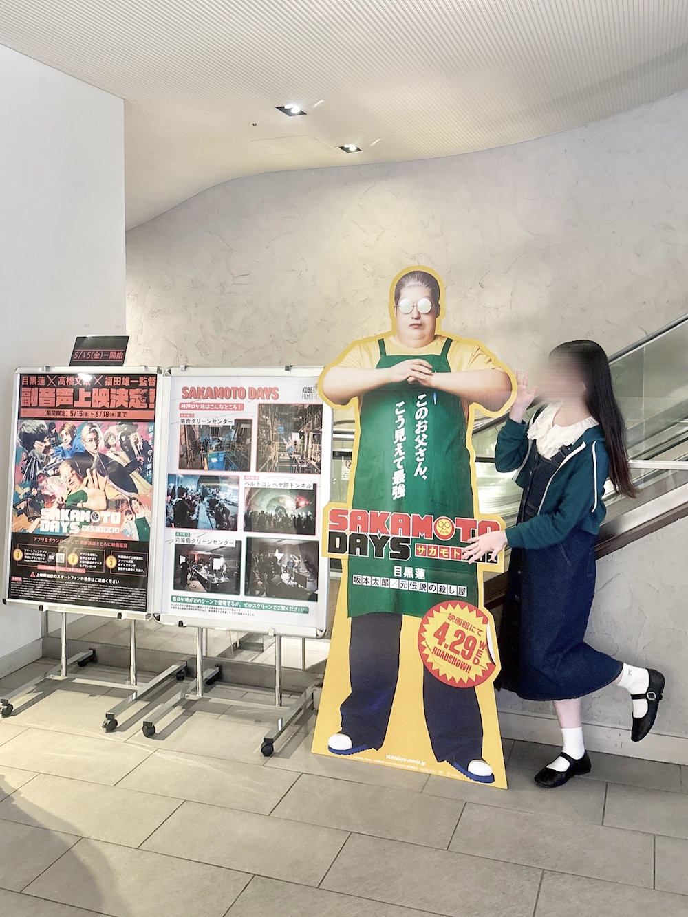 ブラック系のパンプス、イエロー系のシャツ/ブラウス、グリーン系のパーカーを着用したレディースの秋コーディネートの1枚目の写真