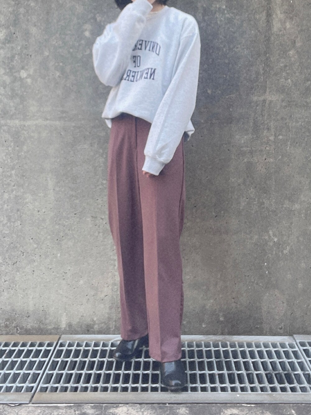 グレー系のスウェット、レッド系のパンツ、ブラック系のブーツを着用したレディースの冬コーディネートの1枚目の写真