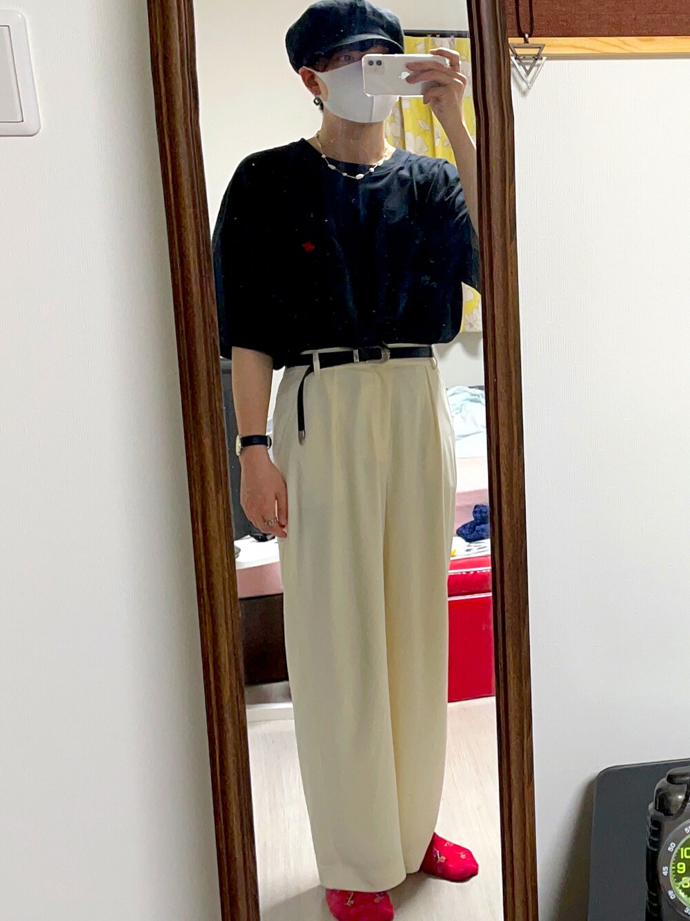 ブラック系のTシャツ/カットソー、ホワイト系のスラックス、ブラック系のベルトを着用したメンズの夏コーディネートの1枚目の写真