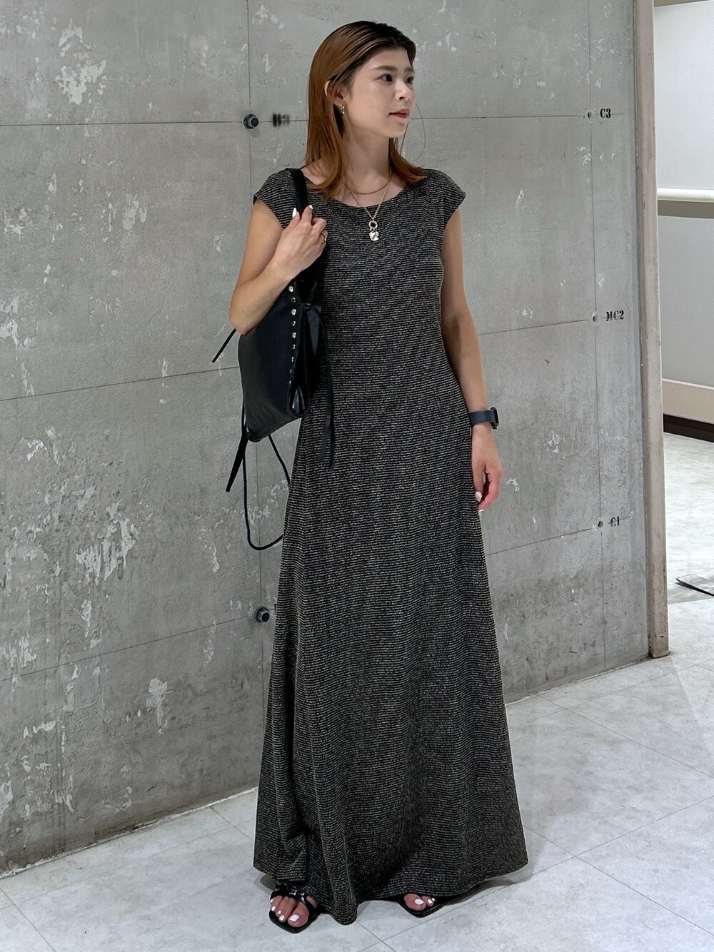 ブラック系のサンダル、ブラック系のワンピース、ブラック系のカーディガン/ボレロを着用したレディースの夏コーディネートの1枚目の写真