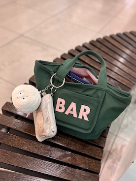 「BIRTHDAY BAR（バースデイバー）のメッシュポケット付きキャンバスロゴプリントミニトートバッグ（トートバッグ、グリーン系）」を使った、しほさん（レディース・160cm）の夏コーディネート