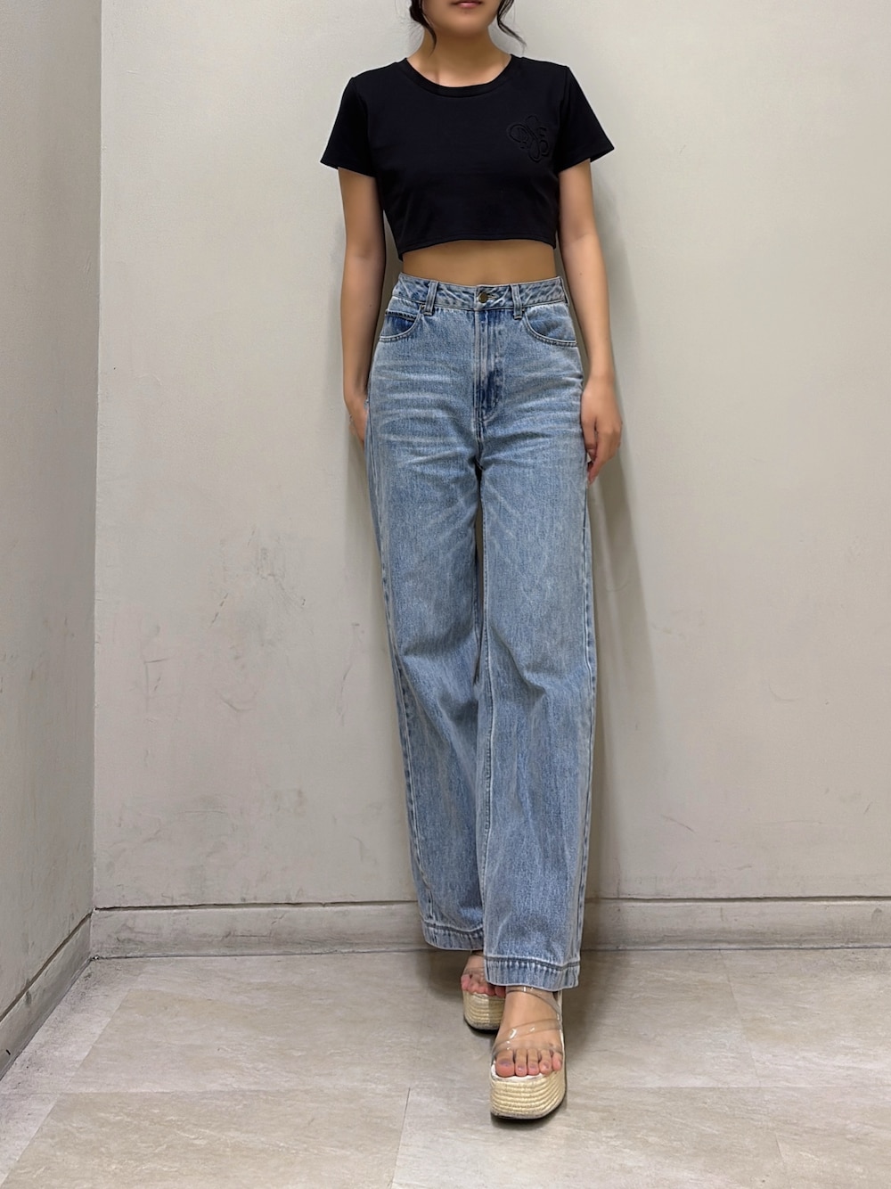 ホワイト系のサンダル、ブルー系のデニムパンツ、ブラック系のTシャツ/カットソーを着用したレディースの夏コーディネートの1枚目の写真