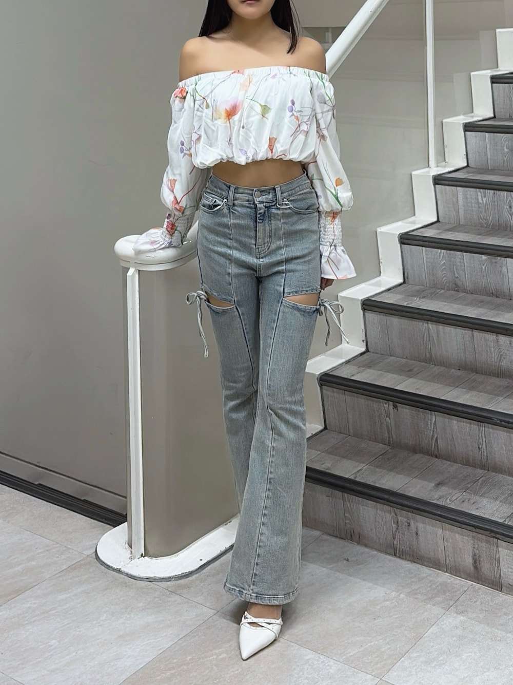 ホワイト系のシャツ/ブラウス、ブルー系のデニムパンツ、ホワイト系のパンプスを着用したレディースの冬コーディネートの1枚目の写真