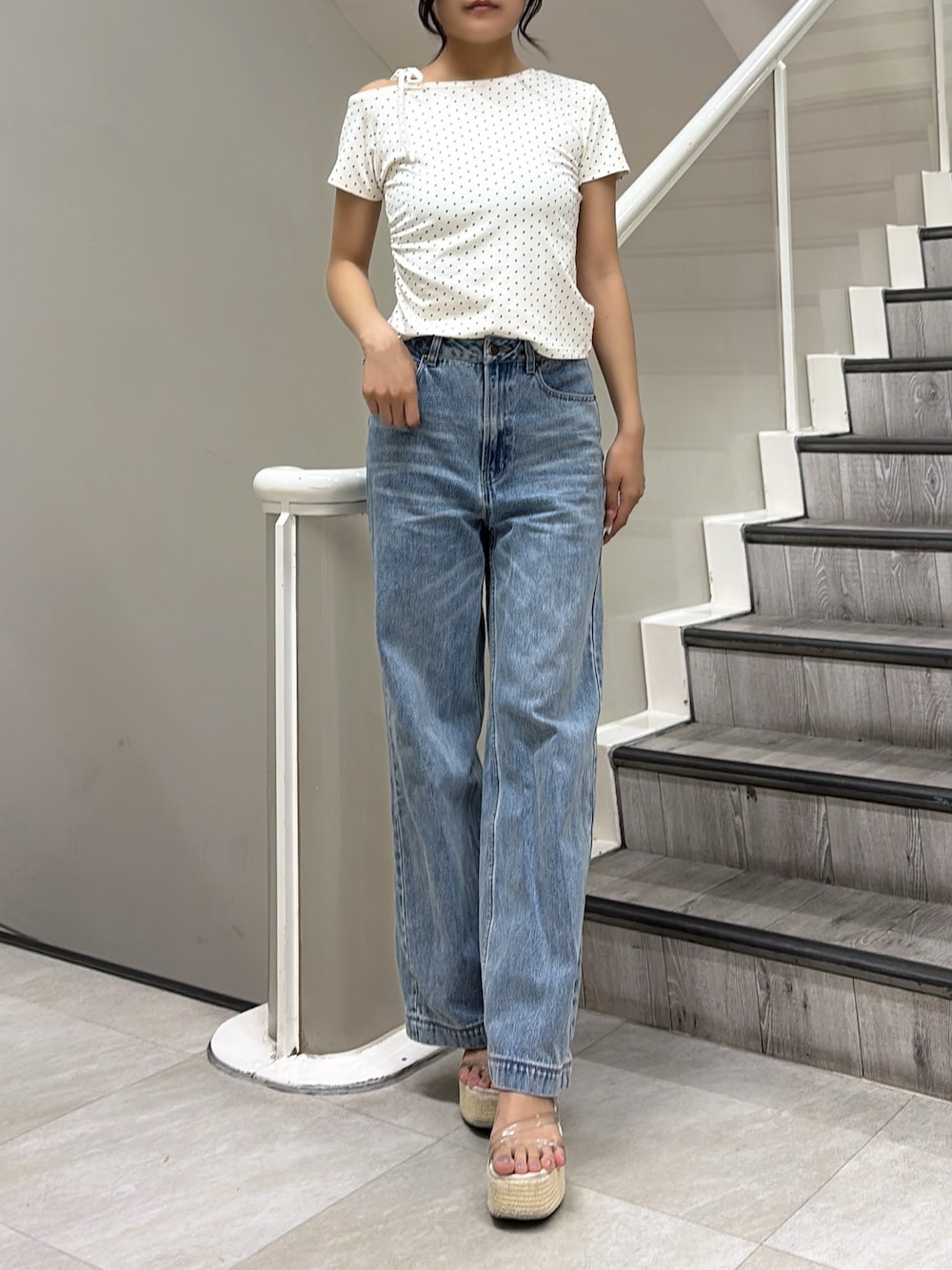 ホワイト系のTシャツ/カットソー、ブルー系のデニムパンツ、ホワイト系のサンダルを着用したレディースの夏コーディネートの1枚目の写真