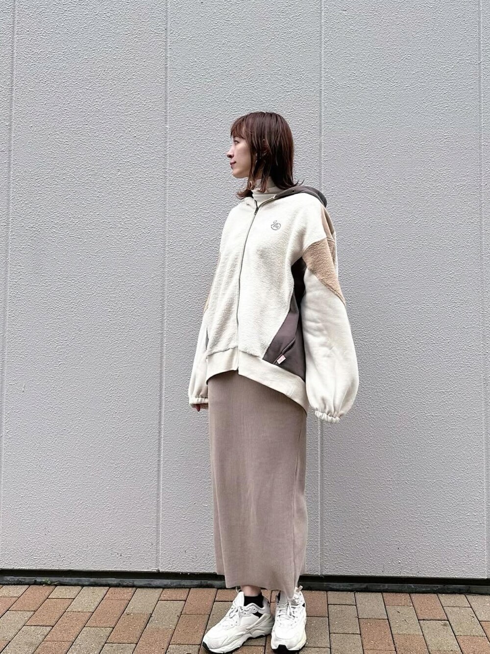 「大人カジュアル、プチプラ、ママコーデ、ラクチンコーデ、いいね、save、フォローお願いします🤑」｜「andmeのセルフカットリブロングタイトスカート（スカート、ベージュ系）」を使った、non8663さん（レディース・165cm）の冬コーディネートの1枚目の写真
