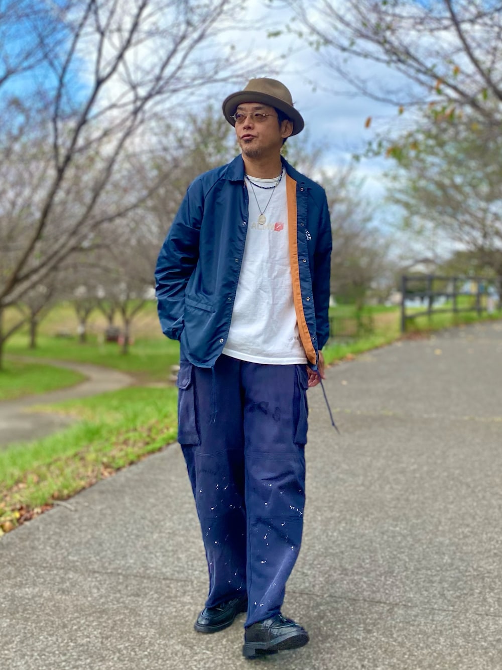 ベージュ系のハットを着用したメンズの秋コーディネートの1枚目の写真