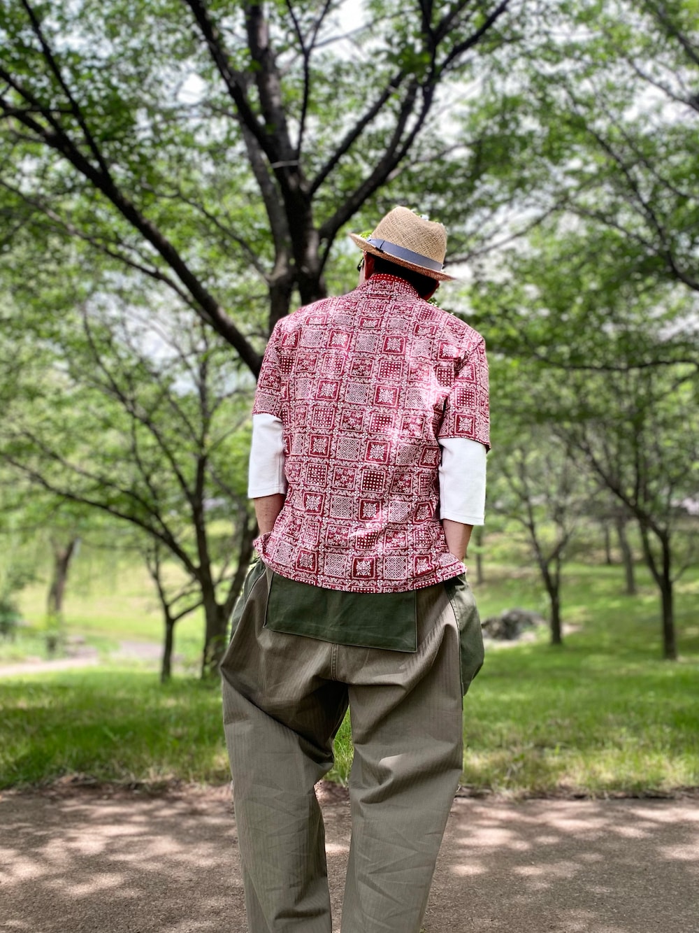 「バンダナ首巻き、モンキーパンツ、アロハシャツコーデ、ユニクロコーデ、パナマ帽、夏コーデ、アロハ柄、ナイジェルケーボン、大人コーデ、大人カジュアル、50代ファッション、50代コーデ、50代カジュアル」｜「Nigel Cabournのアイテム（カーゴパンツ、グリーン系）」を使った、sunriseseaさん（メンズ・172cm）の夏コーディネートの1枚目の写真