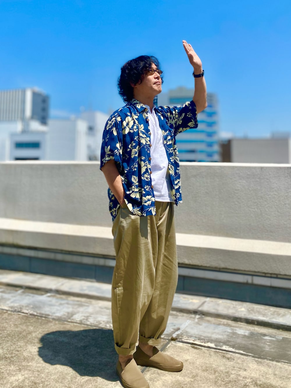 「アロハシャツ、アロハシャツはじめました、アロハシャツコーデ、アロハシャツスタイル、アロハ柄、アロハコーデ、aloha、alohashirt、初夏コーデ、アロハシャツ好き、ウクレレ、アロハ部、アロハシャツ柄」｜「VINTAGEのアイテム（シャツ/ブラウス、ブルー系）」を使った、sunriseseaさん（メンズ・172cm）の春コーディネートの1枚目の写真