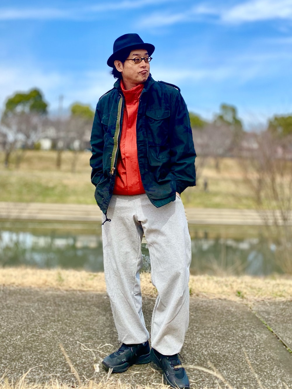 「ミリタリー スタイル、ユニクロコーデ、ユニクロU、ユニクロ、ユニクロC、UNIQLOコーデ、UNIQLO、UNIQLOC、ユニクロシー、ミリタリー ジャケット、M65、黒コーデ、差し色コーデ、差し色、差し色(オレンジ)」｜「WAIPER.incのアイテム（ミリタリージャケット、ブラック系）」を使った、sunriseseaさん（メンズ・172cm）の春コーディネートの1枚目の写真