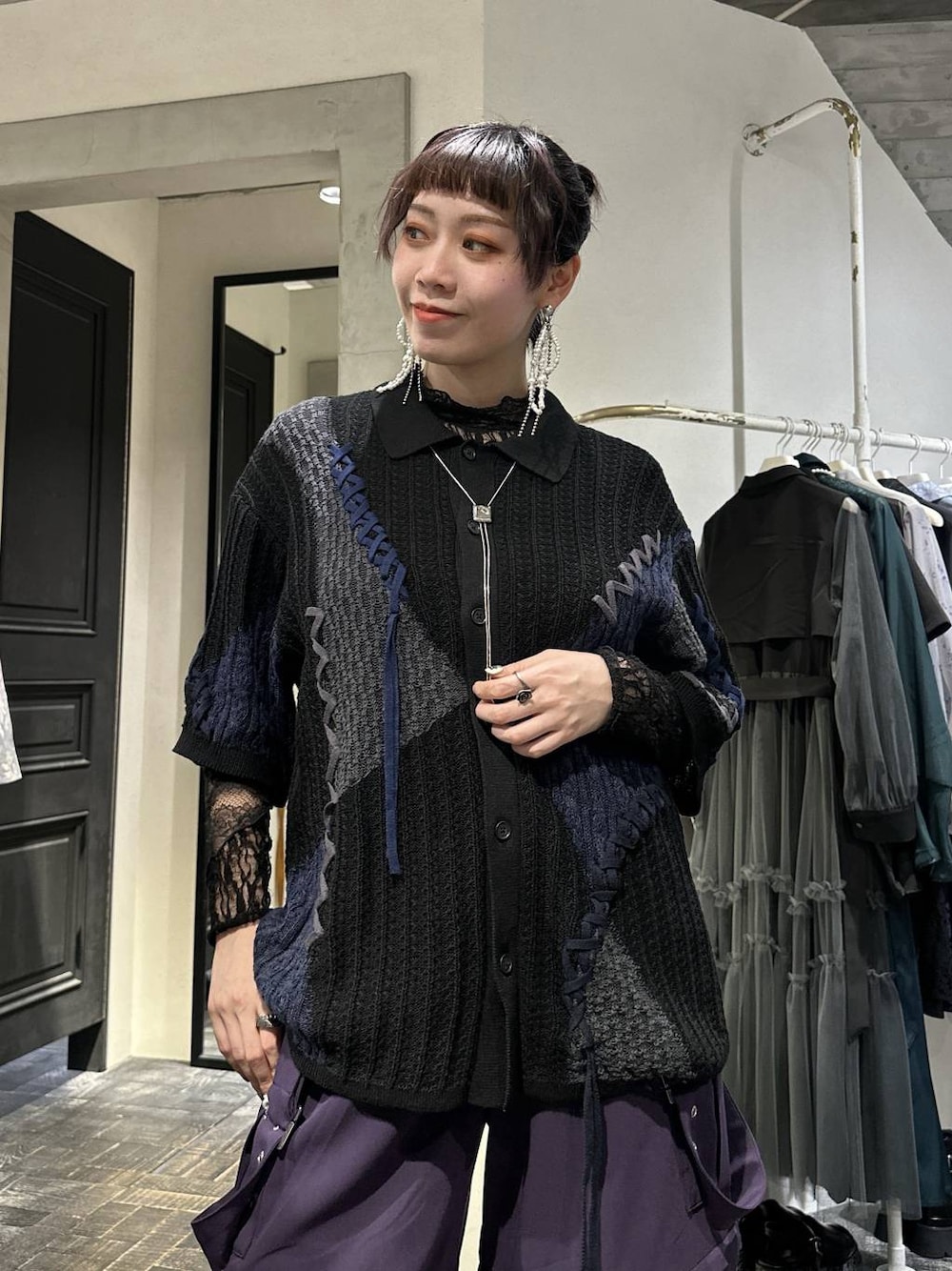 ブラック系のTシャツ/カットソー、ブラック系のサンダル、パープル系のカーゴパンツを着用したレディースの春コーディネートの1枚目の写真