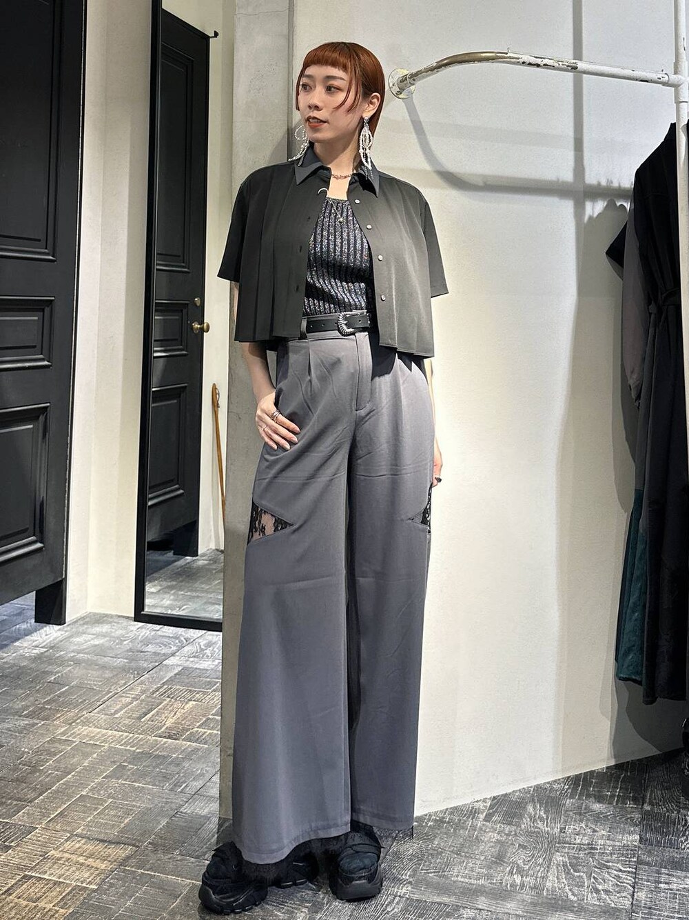 ブラック系のタンクトップ、グレー系のその他パンツ、ブラック系のシャツ/ブラウスを着用したレディースの夏コーディネートの1枚目の写真