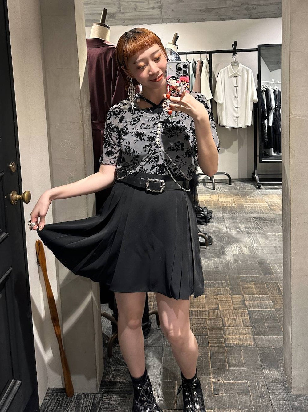 サスペンダーを使った「ショートパンツ」のレディース人気ファッション