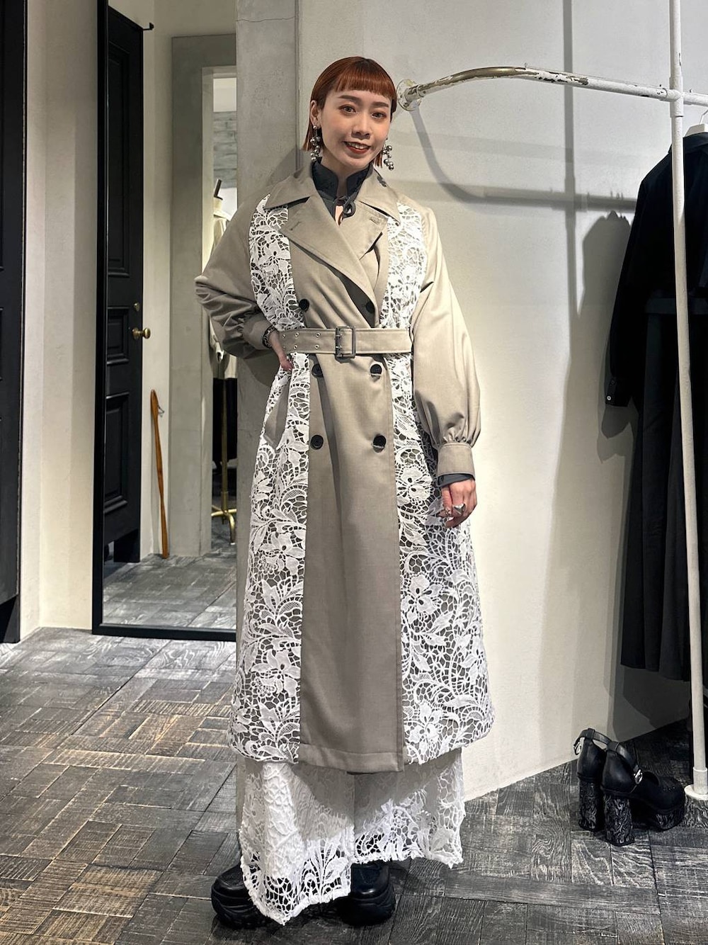 「冬コーデ、高身長、個性派、モテ、モード、きれいめ、HARE、着痩せ・細見え、ボブヘア、ショートヘア、トレンチコート、ロングコート、コート」｜「HAREの2WAYシシュウブラウス(HARE)（シャツ/ブラウス、グレー系）」を使った、HARE / 瑜ユイさん（レディース・165cm）の冬コーディネートの1枚目の写真